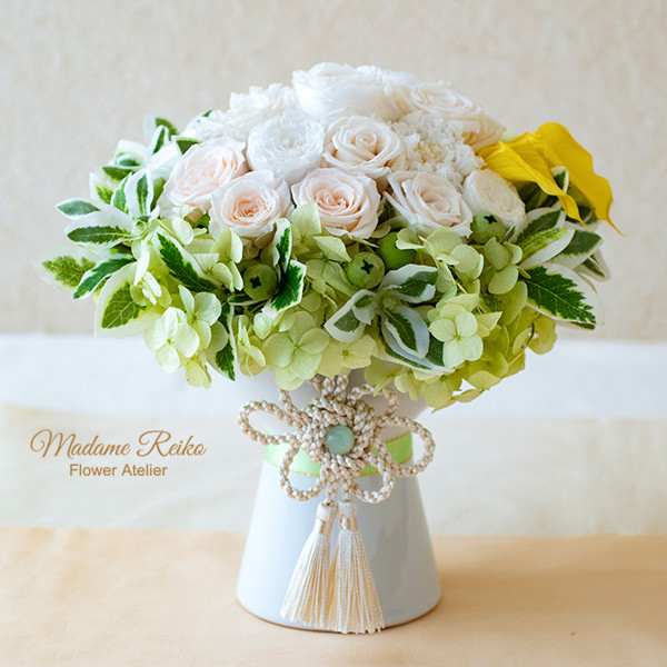 010 ＜仏花>ホワイトローズとカラーの花束ラウンド　プリザーブドフラワー　ローズ　バラ　天然石　翡翠　ギフト　お供え 14,364円