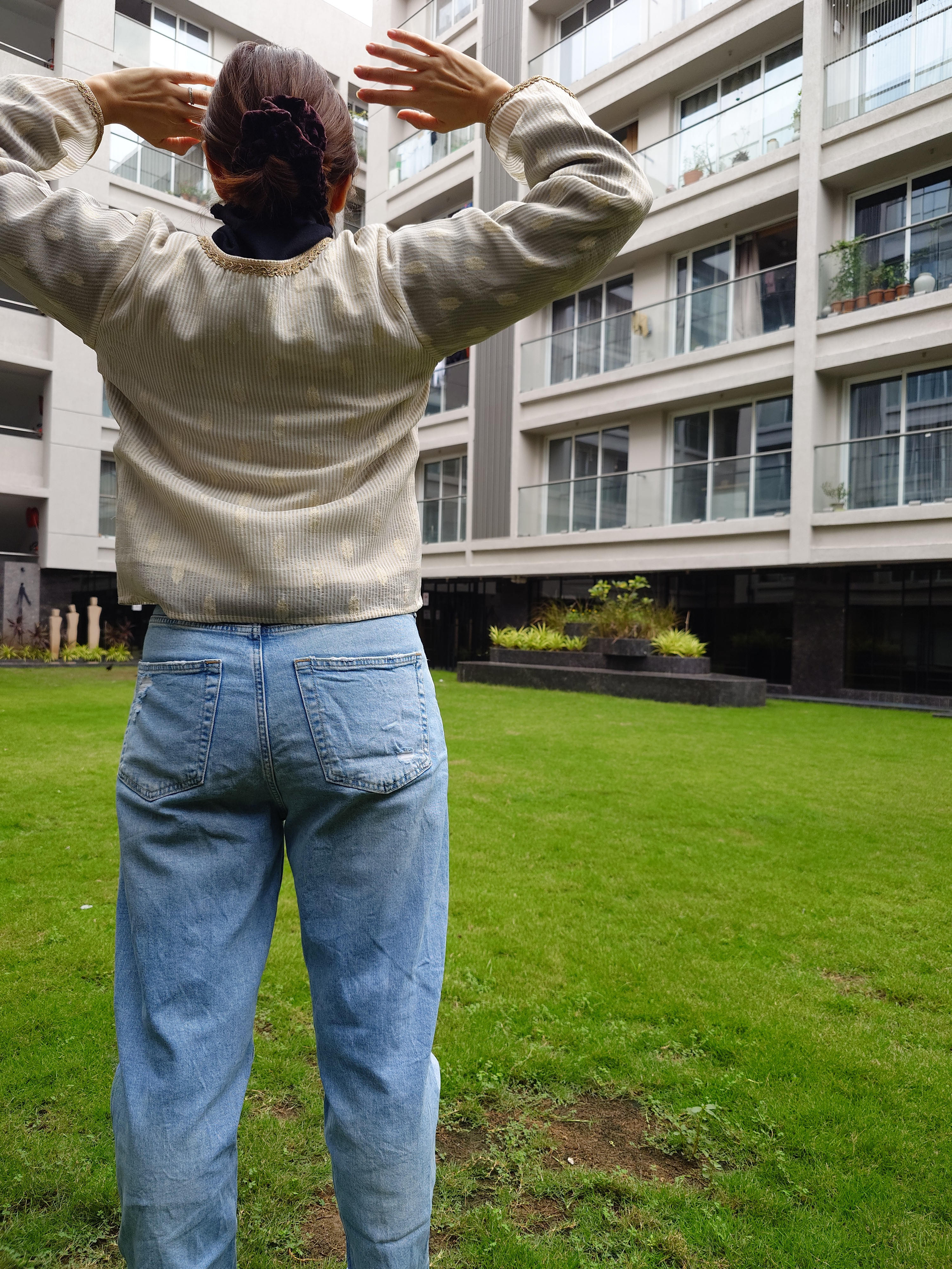 【キラキラゼリーブレードの装飾付】お肌のトーンアップ効果も！？モノトーンコーデのアクセントに！2way羽織ブラウス