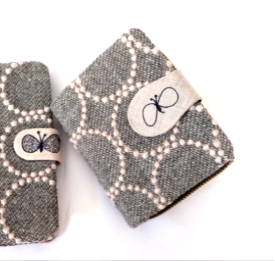 【受注製作】グレー×ベージュ ベルト付き二つ折り財布 タンバリン ミナペルホネン