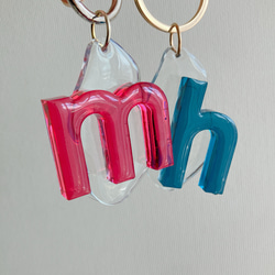 全12色　ビビット　うねうね×イニシャルキーホルダーアルファベットチャーム☆/推し活/お祝い　 3枚目の画像