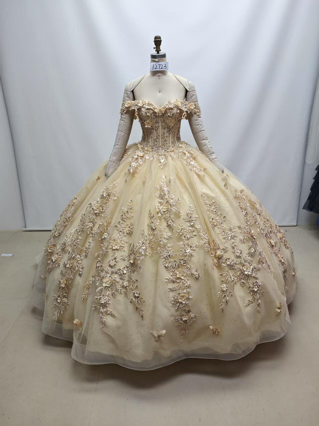 オフショルダー　金色　チュール　王道派女王派　お花飾り　海外挙式　Princess 二の腕カバー　トレーン　サイズオーダ