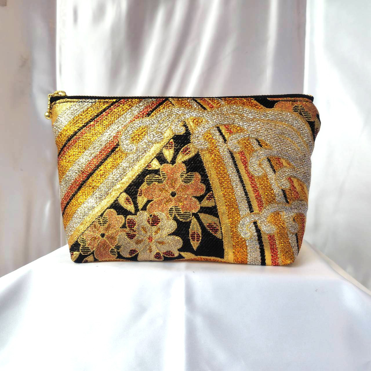 着物ポーチ　黒　金　桜　波　ゴージャス　キラキラ　ポケット付き　シルクの美しい光沢　着物リメイク　帯　アップサイクル