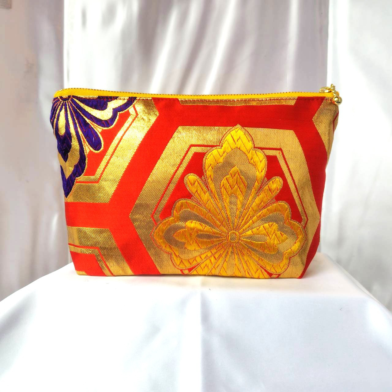 着物ポーチ　オレンジ　金　亀甲　花菱　ゴージャス　ポケット付き　シルクの美しい光沢　着物リメイク　帯　アップサイクル