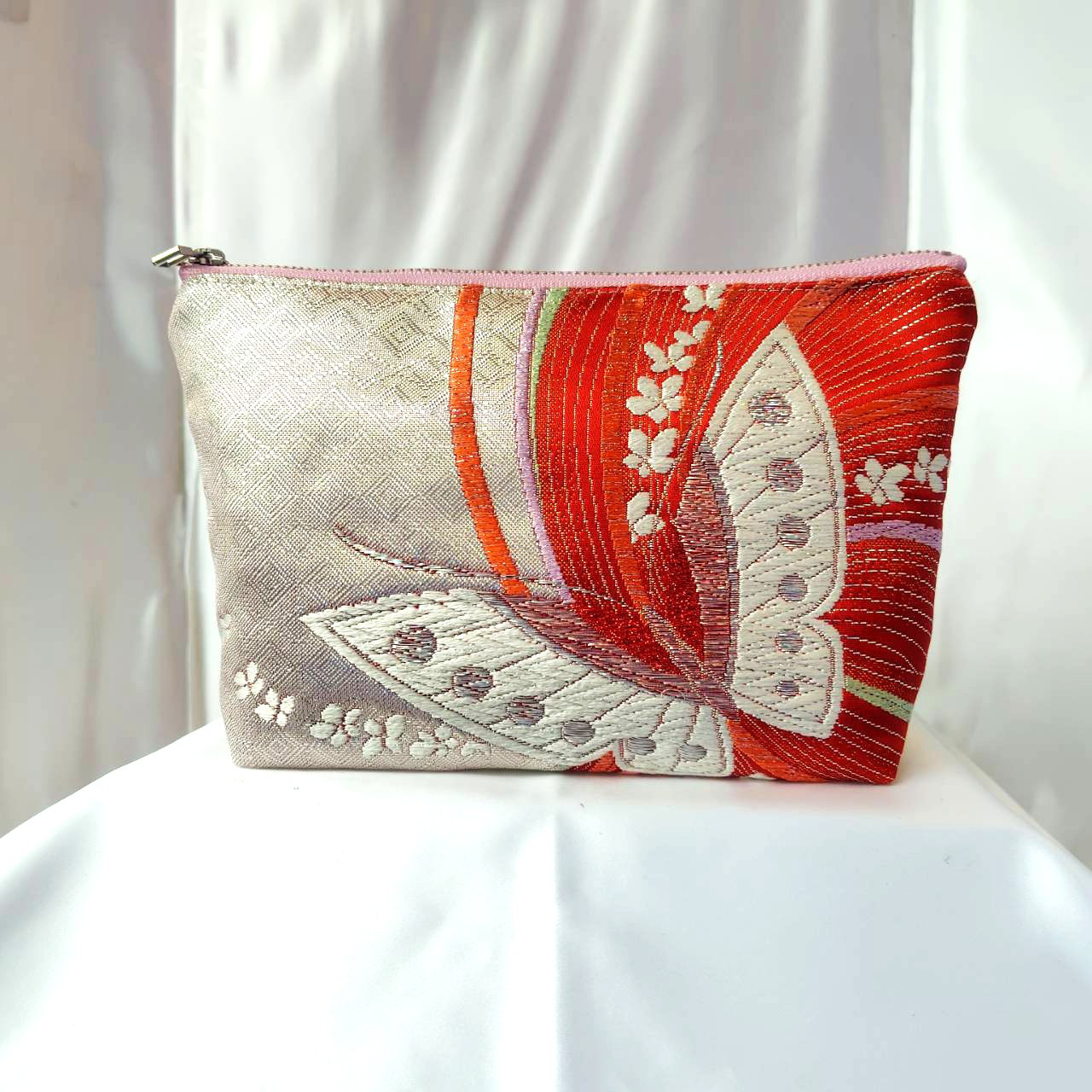 着物ポーチ　白　銀　赤　蝶　小花　ゴージャス　ポケット付き　シルクの美しい光沢　着物リメイク　帯　アップサイクル