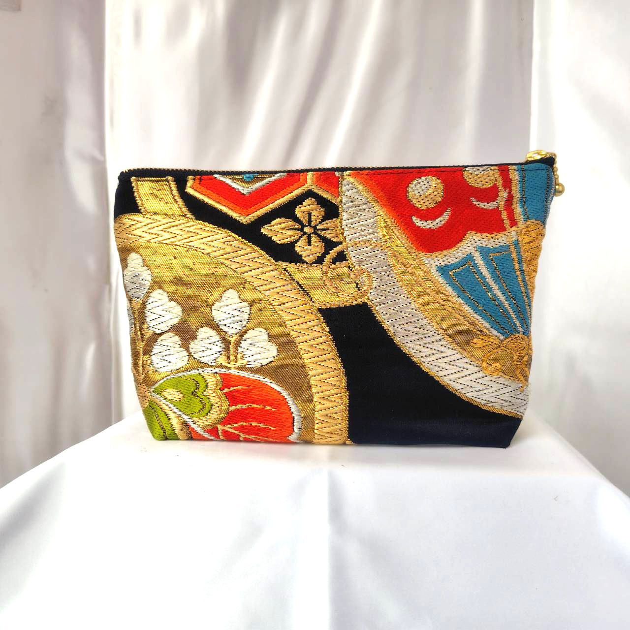 着物ポーチ　黒　切　梅　蝶　丸　ポケット付き　シルクの美しい光沢　着物リメイク　帯　アップサイクル