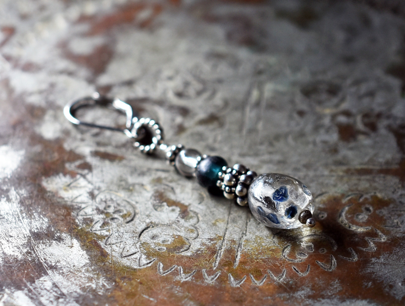 古代施釉水晶とインディゴブルーアンティークビーズアンティーク、古代水晶、シルバービーズの片耳ピアス