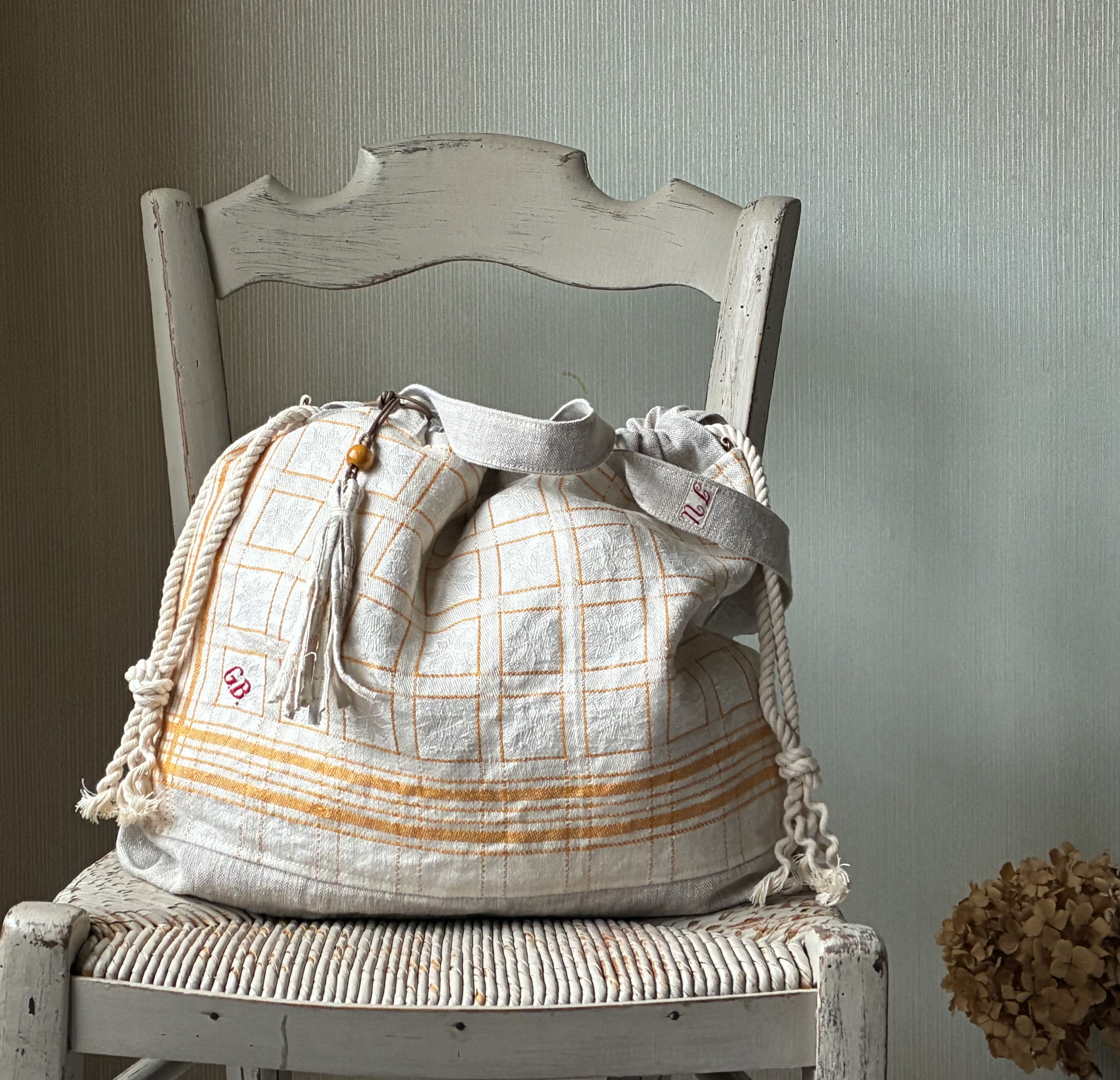 レア*アンティークリネン*黄色チェック*大き目巾着バッグ*ベルギーリネン*斜めがけ用Ⅾカン付き