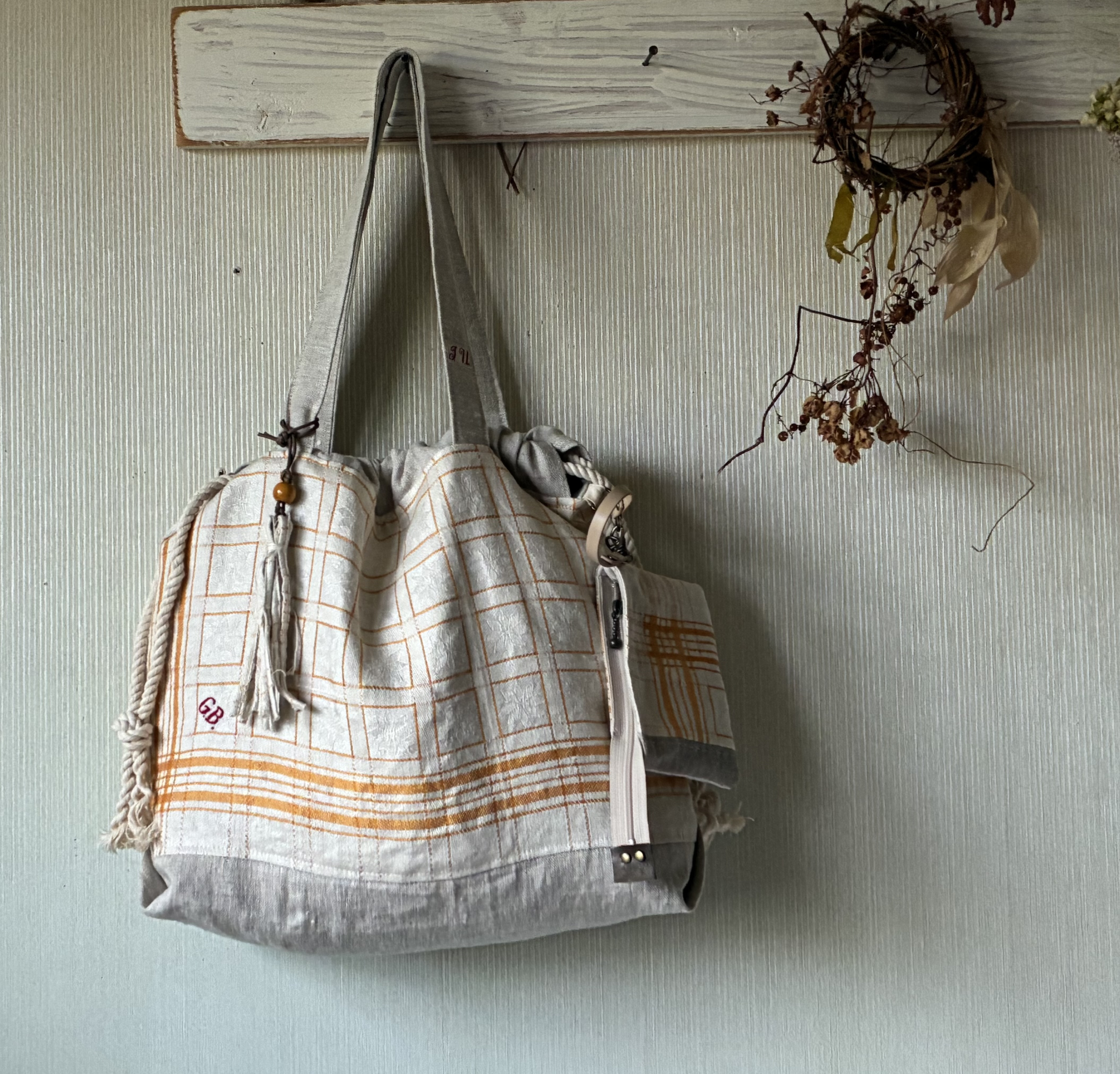 レア*アンティークリネン*黄色チェック*大き目巾着バッグ*ベルギーリネン*斜めがけ用Ⅾカン付き