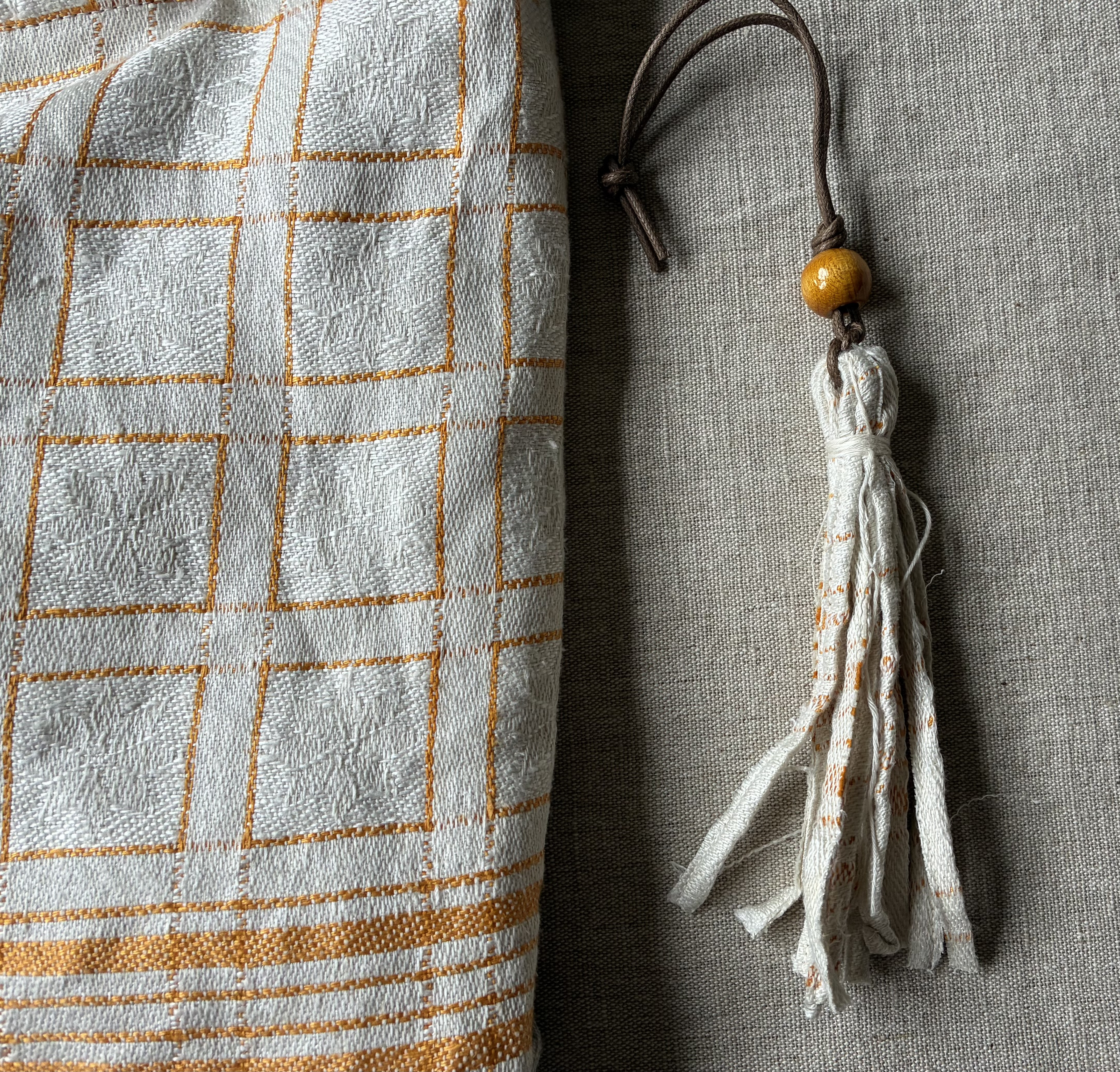 レア*アンティークリネン*黄色チェック*大き目巾着バッグ*ベルギーリネン*斜めがけ用Ⅾカン付き