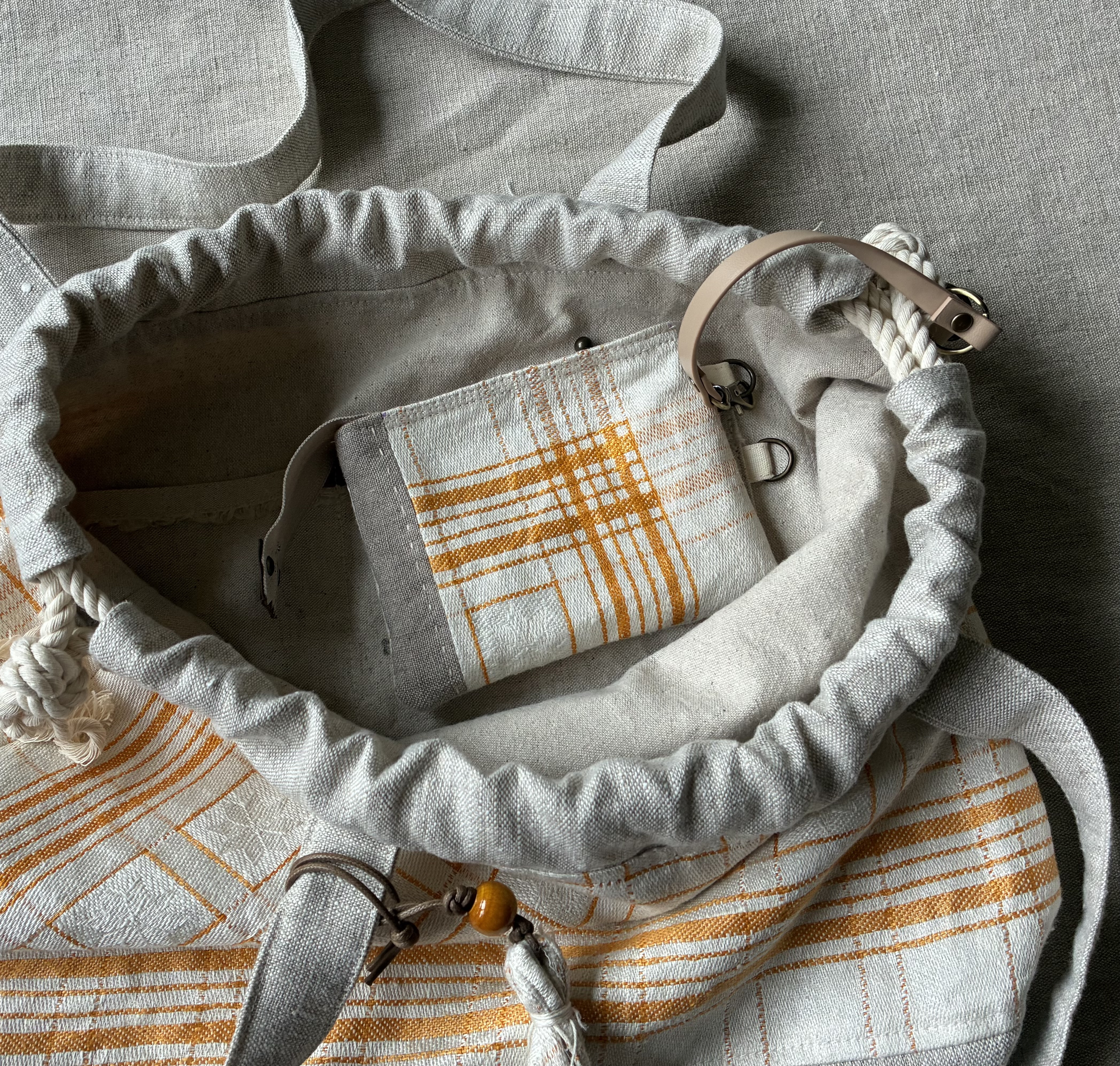 レア*アンティークリネン*黄色チェック*大き目巾着バッグ*ベルギーリネン*斜めがけ用Ⅾカン付き