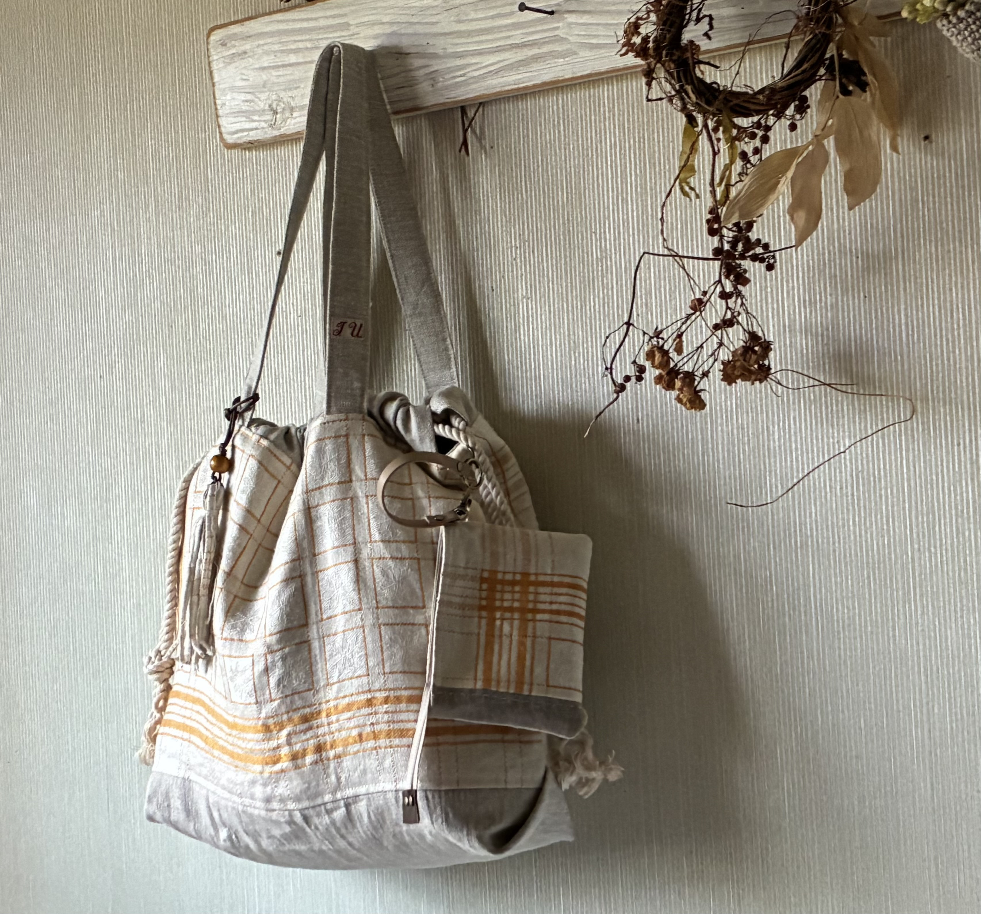 レア*アンティークリネン*黄色チェック*大き目巾着バッグ*ベルギーリネン*斜めがけ用Ⅾカン付き