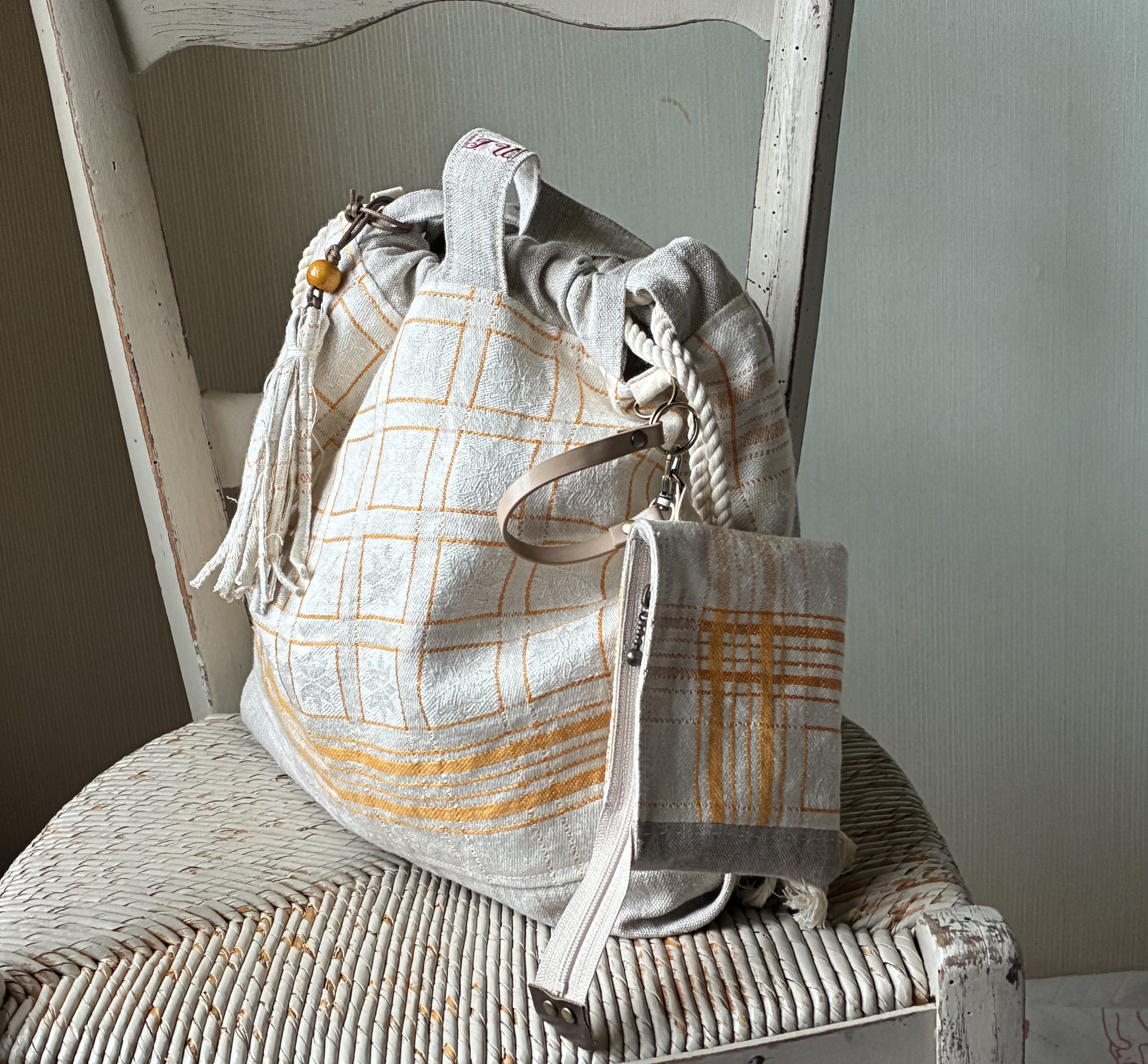 レア*アンティークリネン*黄色チェック*大き目巾着バッグ*ベルギーリネン*斜めがけ用Ⅾカン付き