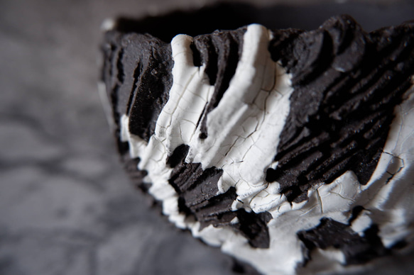 3.5号貫入白化粧捻り裂紋黒鉢304　塊根植物　多肉植物　アガベ　盆栽　植木鉢　作家鉢　沖縄 2枚目の画像