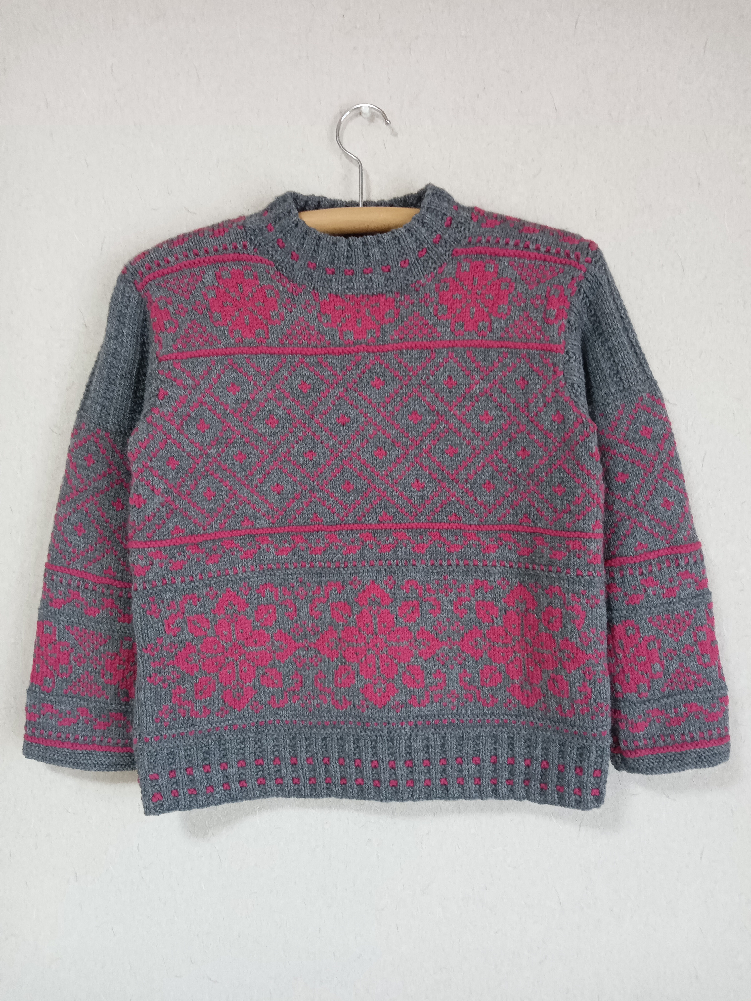 グレーとチェリーピンクの編込みセーター