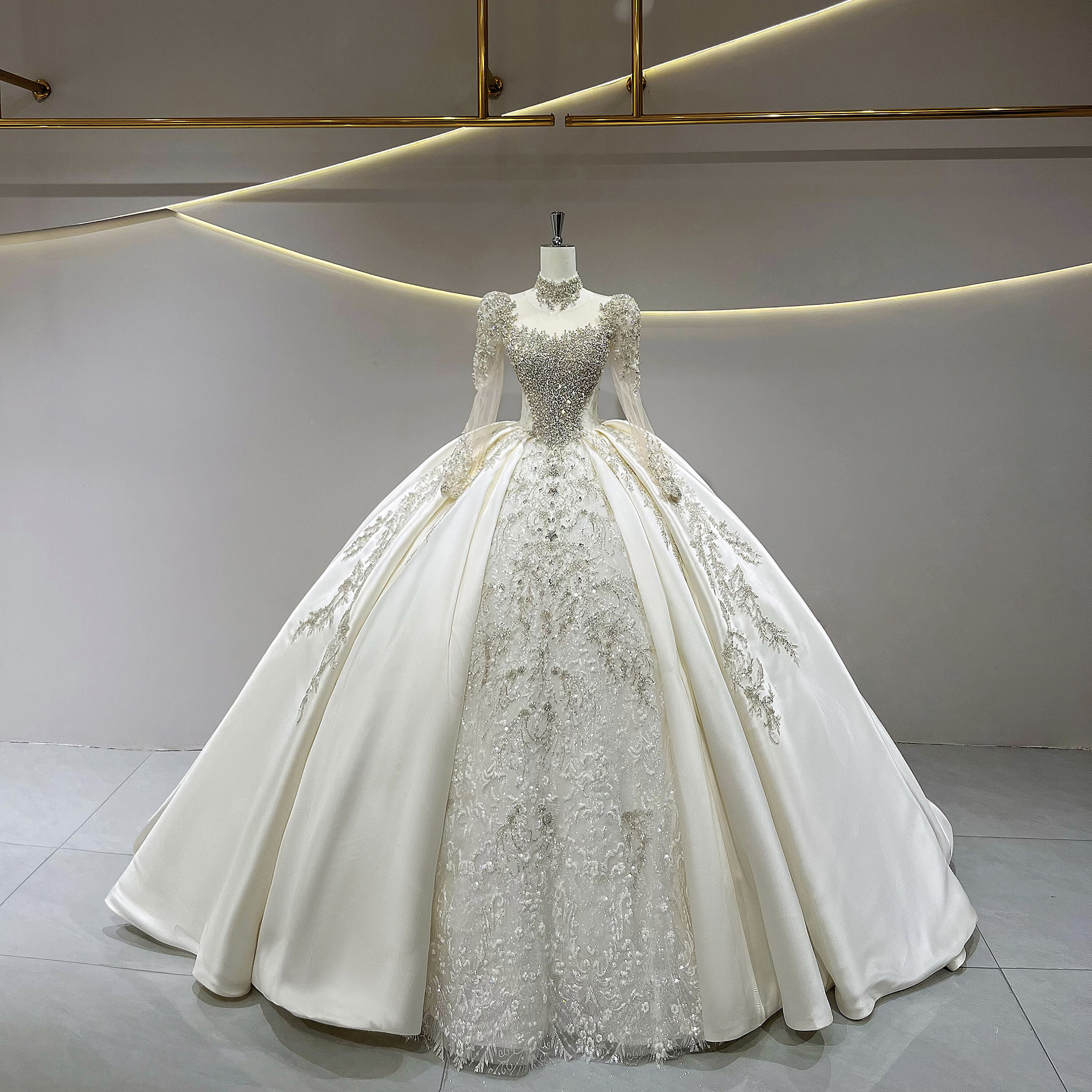 豪華なウェディングドレス　高級サテン　スクエアネック　長袖　シースル　プリンセスライン　ボリューム　前撮り　ブライダル