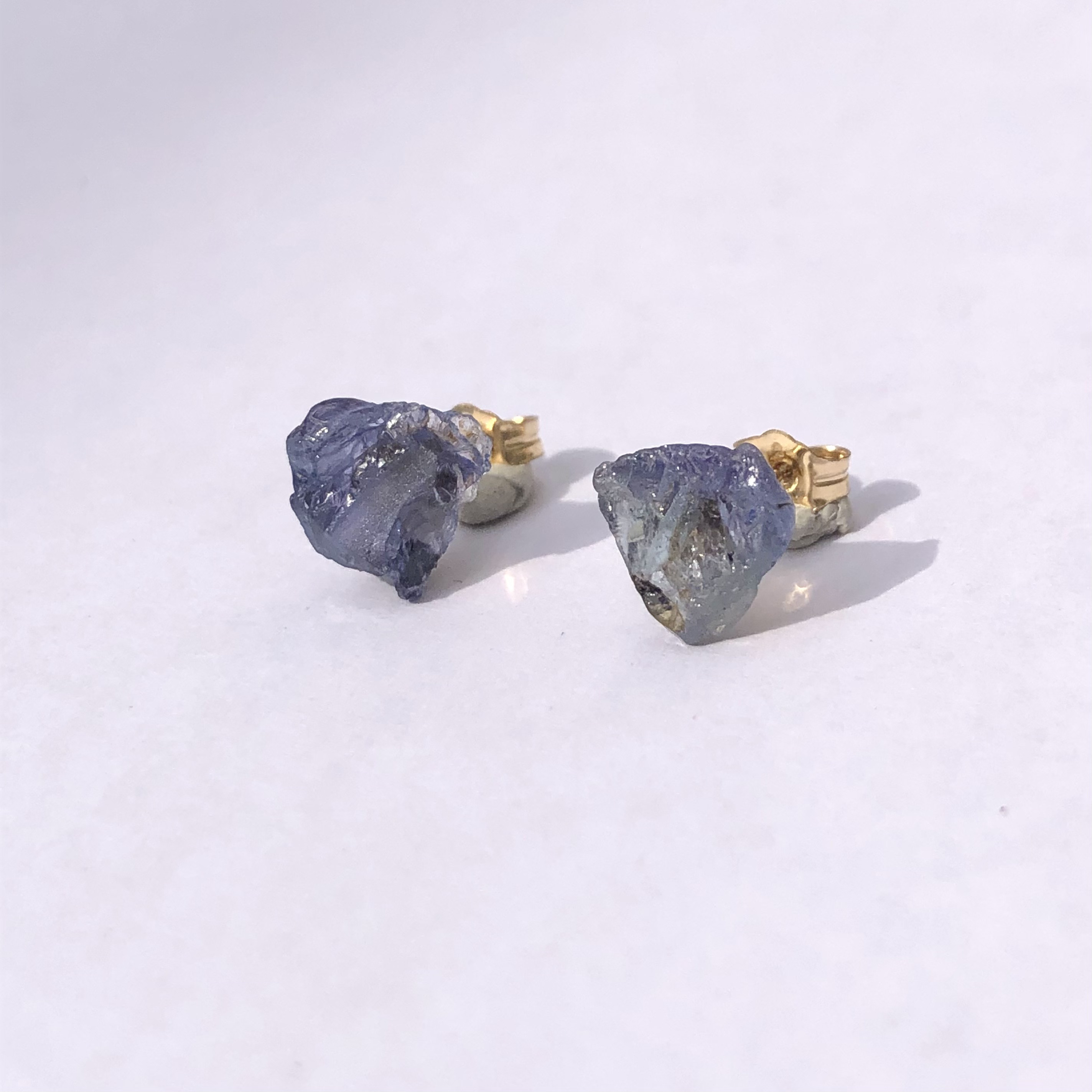 【一点もの】 タンザナイト 原石 14kgfピアス 鉱物 天然石 ハンドメイド アクセサリー (No.2672)