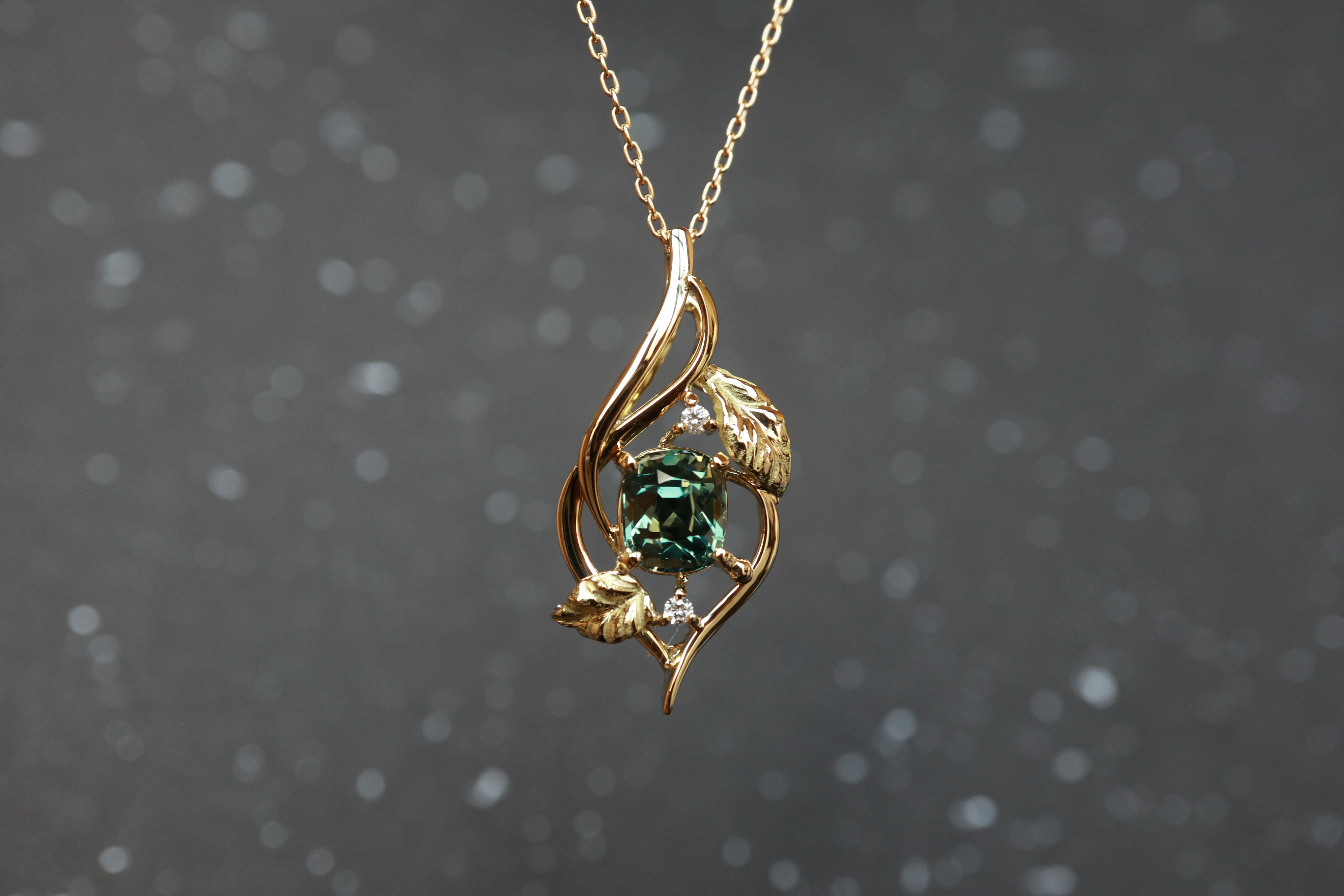 サファイア ティールカラー（通常ー加熱）　リーフデザインペンダントトップ１８金イエローゴールド　ダイヤモンド入り 76,230円