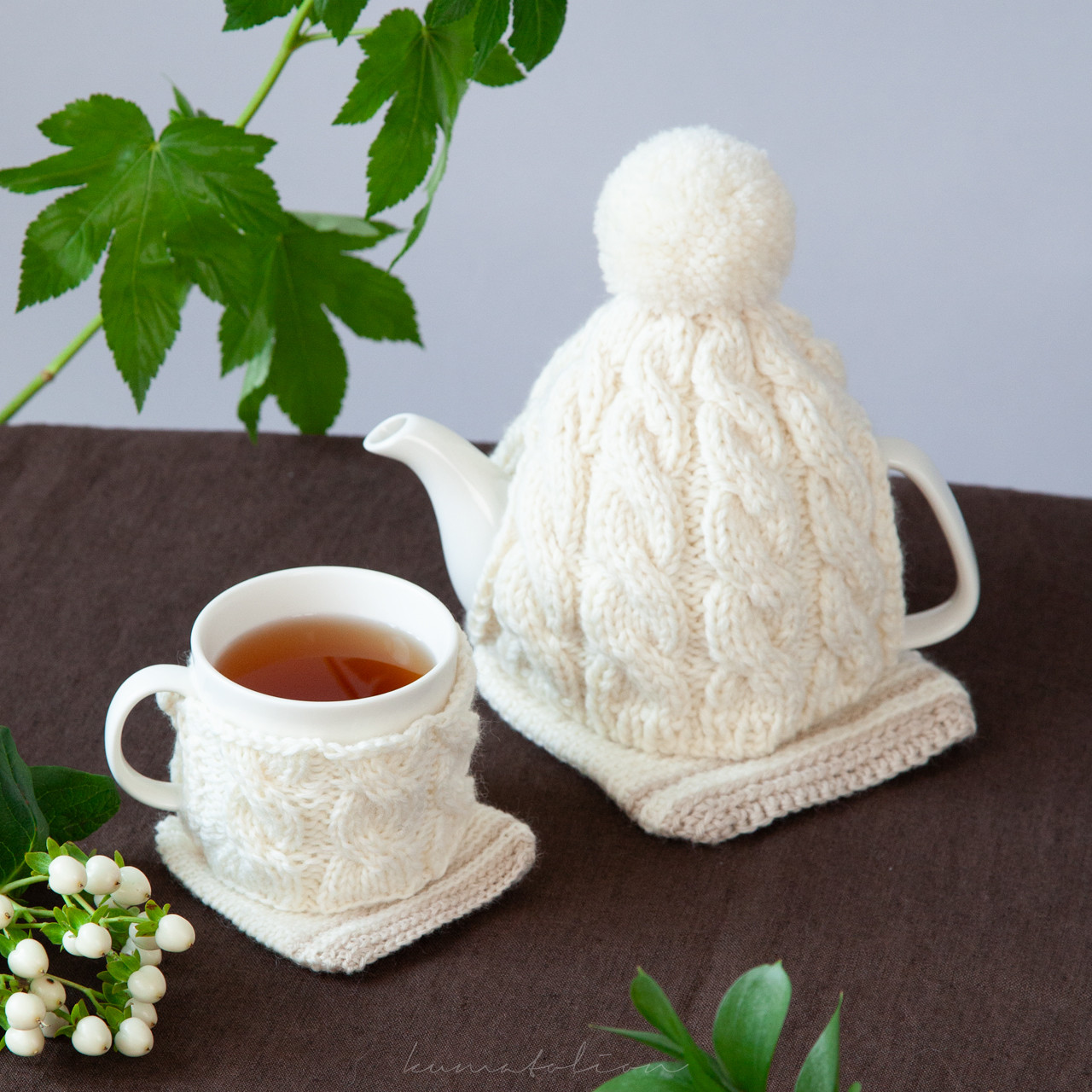 [予約販売] 手編みニットのティーカバーセット | ティーコージー アイボリー&マグコージー ホワイト