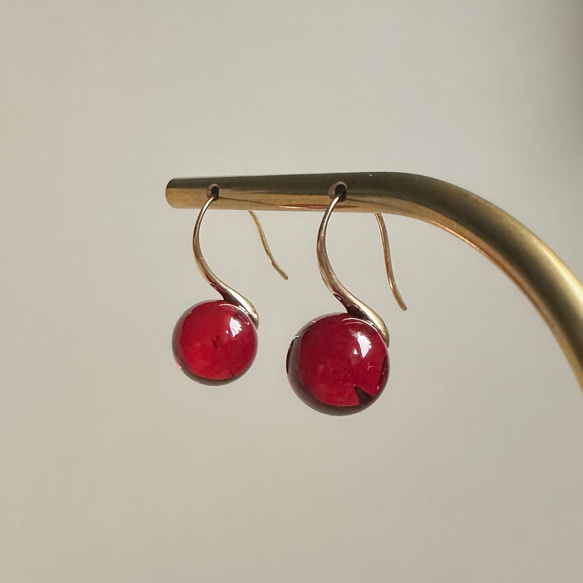 【冬の人気ピアス】レッドアンバードロップピアス/ 金具変更可（シルバー・イヤリング・ステンレス）天然琥珀 5枚目の画像