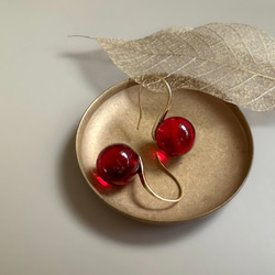 【冬の人気ピアス】レッドアンバードロップピアス/ 金具変更可（シルバー・イヤリング・ステンレス）天然琥珀 2枚目の画像