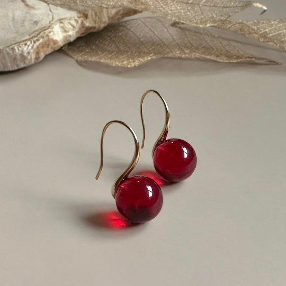 【冬の人気ピアス】レッドアンバードロップピアス/ 金具変更可（シルバー・イヤリング・ステンレス）天然琥珀 1枚目の画像