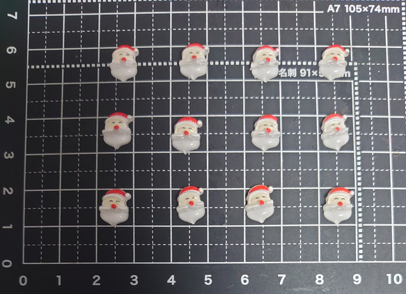 【ﾊﾝﾄﾞﾒｲﾄﾞ素材】❃デコパーツ❃ミニミニサンタさん12個 2枚目の画像