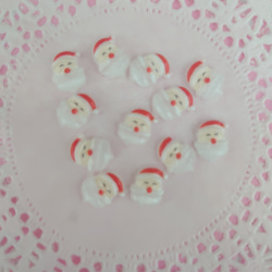 【ﾊﾝﾄﾞﾒｲﾄﾞ素材】❃デコパーツ❃ミニミニサンタさん12個 1枚目の画像