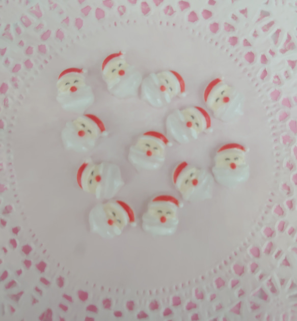【ﾊﾝﾄﾞﾒｲﾄﾞ素材】❃デコパーツ❃ミニミニサンタさん12個 1枚目の画像