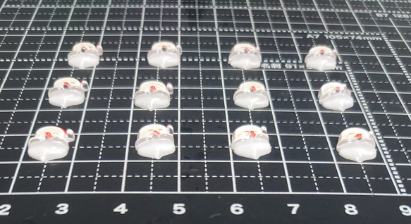 【ﾊﾝﾄﾞﾒｲﾄﾞ素材】❃デコパーツ❃ミニミニサンタさん12個 3枚目の画像