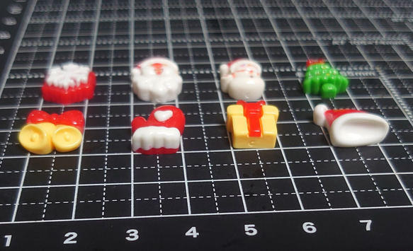 【ﾊﾝﾄﾞﾒｲﾄﾞ素材】❃デコパーツ❃ミニクリスマスmix8個 3枚目の画像