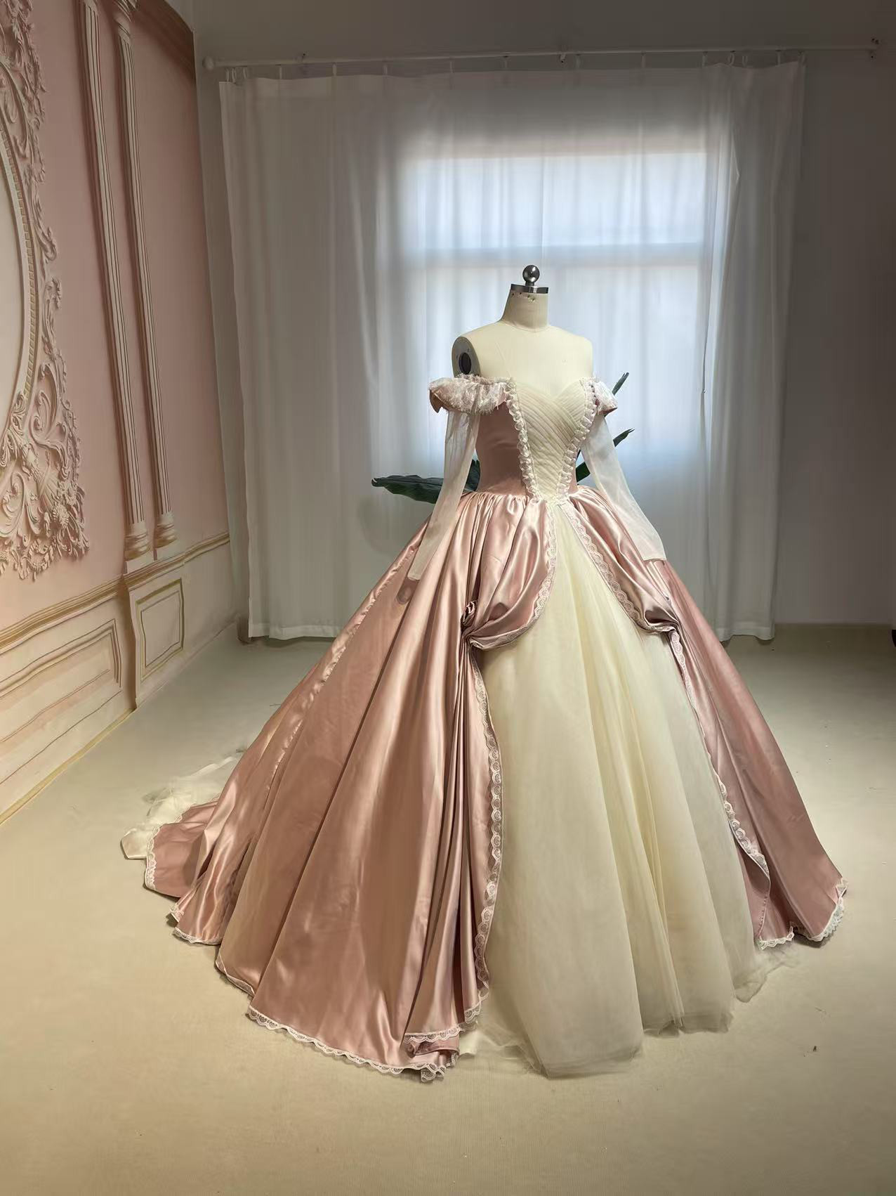 高品質クラシカルなカラードレス　胸フリル　フランス風　可愛い　サテン　チュールアイボリー　ウェディング二次会衣装ステージ