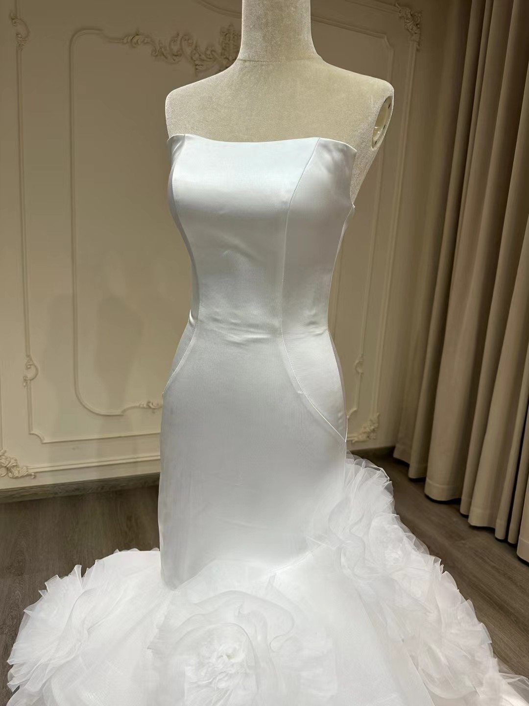 新着商品！シンプル　ホワイト　マーメイドドレス　お花飾り付きのベール　ふんわりチュール　編み上げ　音楽会二次会挙式披露宴