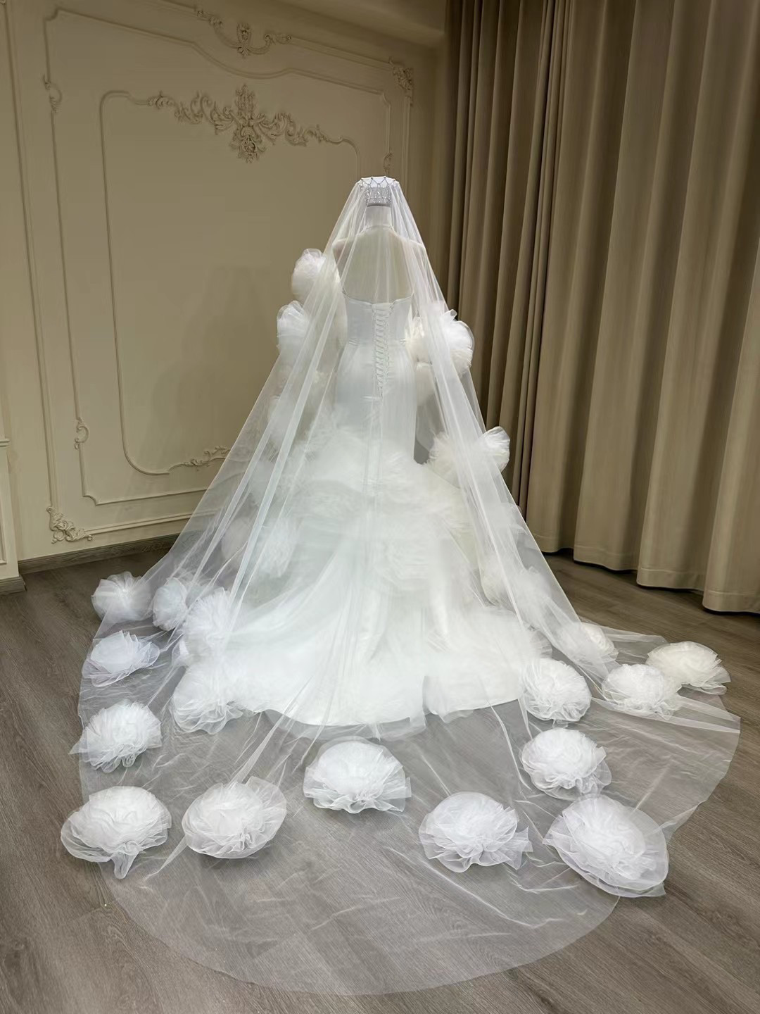 新着商品！シンプル　ホワイト　マーメイドドレス　お花飾り付きのベール　ふんわりチュール　編み上げ　音楽会二次会挙式披露宴