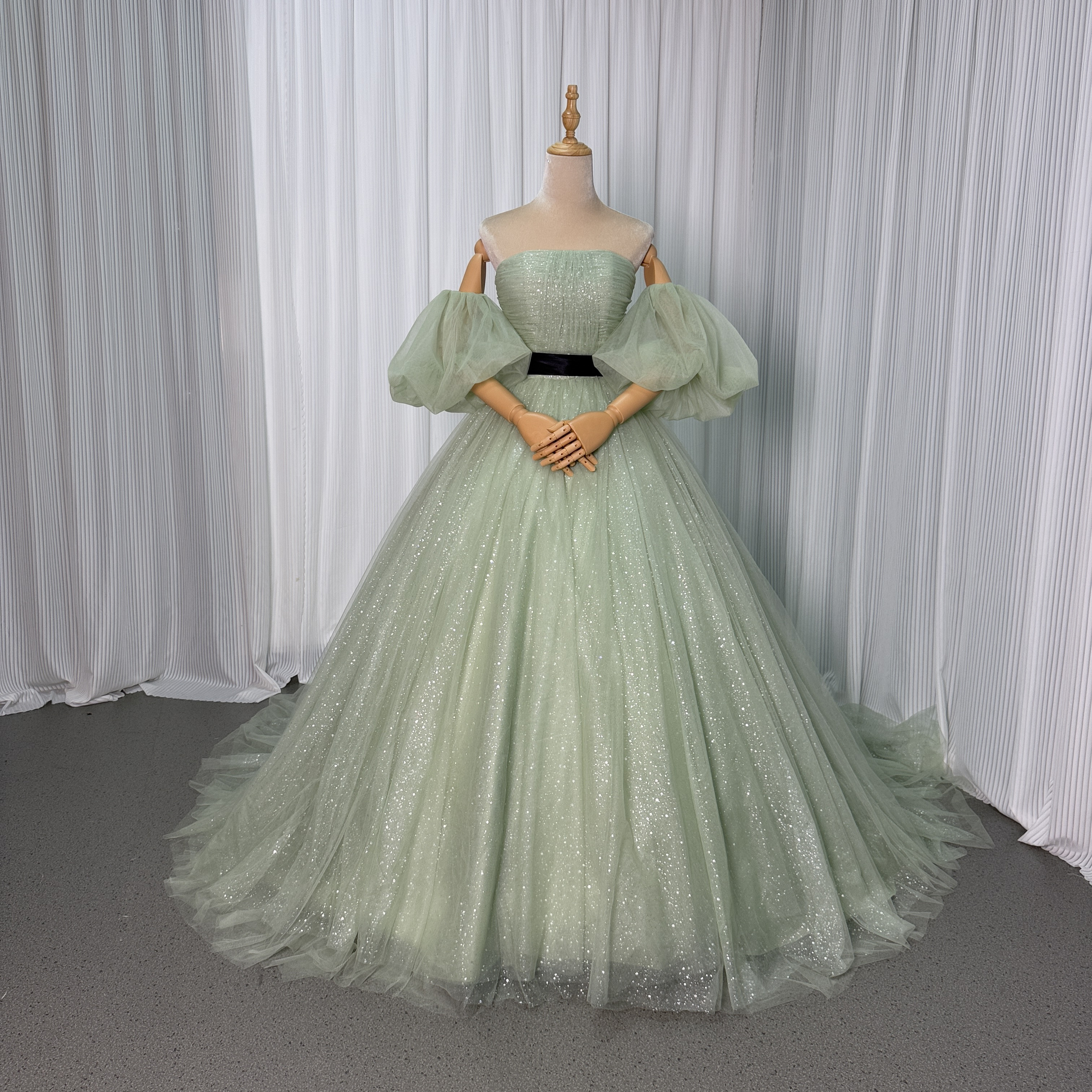 送料無料！カラードレス グリーン 取り外し可能な付け袖 キラキラチュール ハンドドレープ 編み上げ エレガント