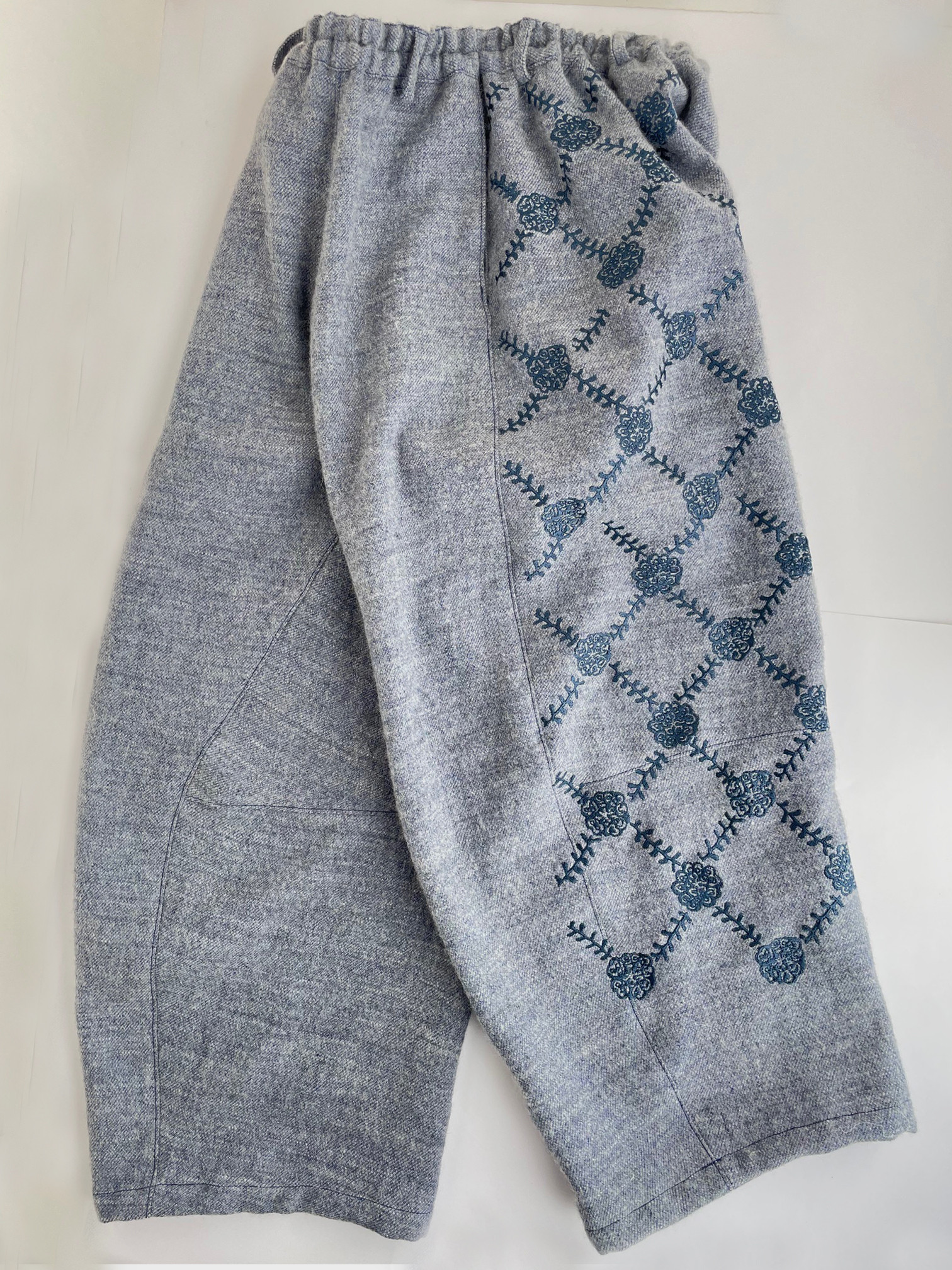 ウールとリネン ワイドパンツ　刺繡/ トウダイグサ　ご希望のパンツ丈で受注制作　ボタニカル