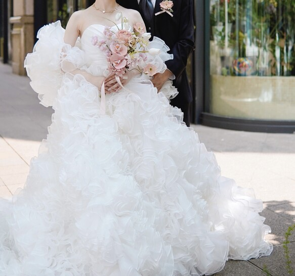 実例写真！ウェディングドレス ケープ風ドレス もこもこドレス オーガンジー 披露宴/結婚式 プリンセスライン