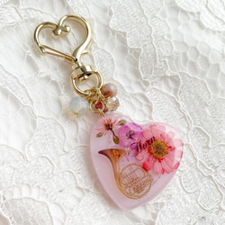【2862】ホルン 淡い桃色ハート型×ハートカラビナ 赤～ピンク系押し花入り 2862】ホルン 淡い桃色ハート型×ハートカラビナ 赤～ピンク系押し花