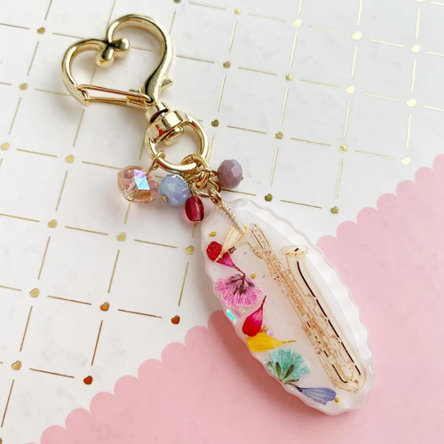 【2757】アルトサックス 3種類の赤いお花封入のオーバル型キーホルダー 2757】アルトサックス 3種類の赤いお花封入のオーバル型キーホルダー