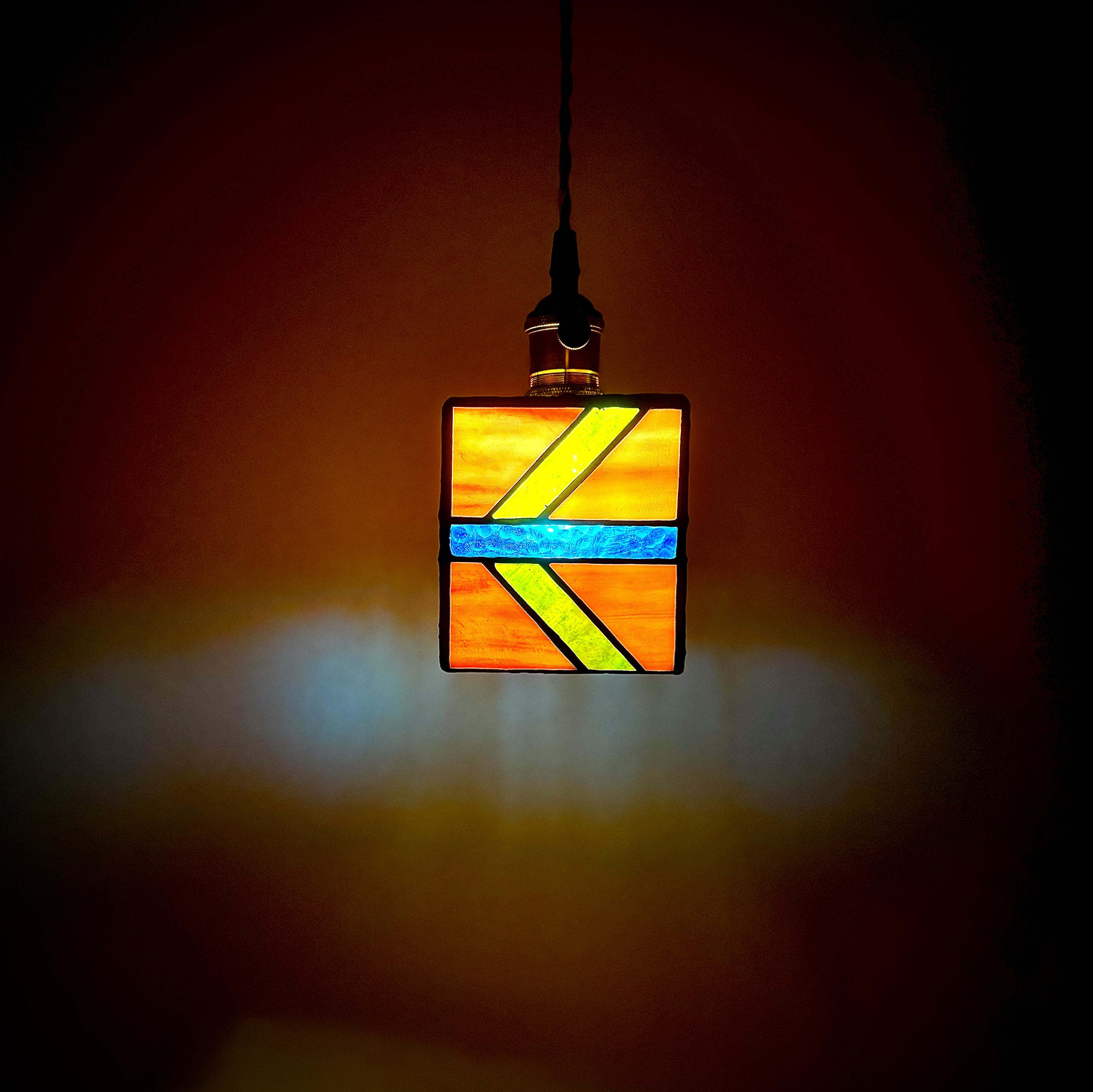 光の色を楽しむ、ステンドグラスのキューブ型ペンダントライト
