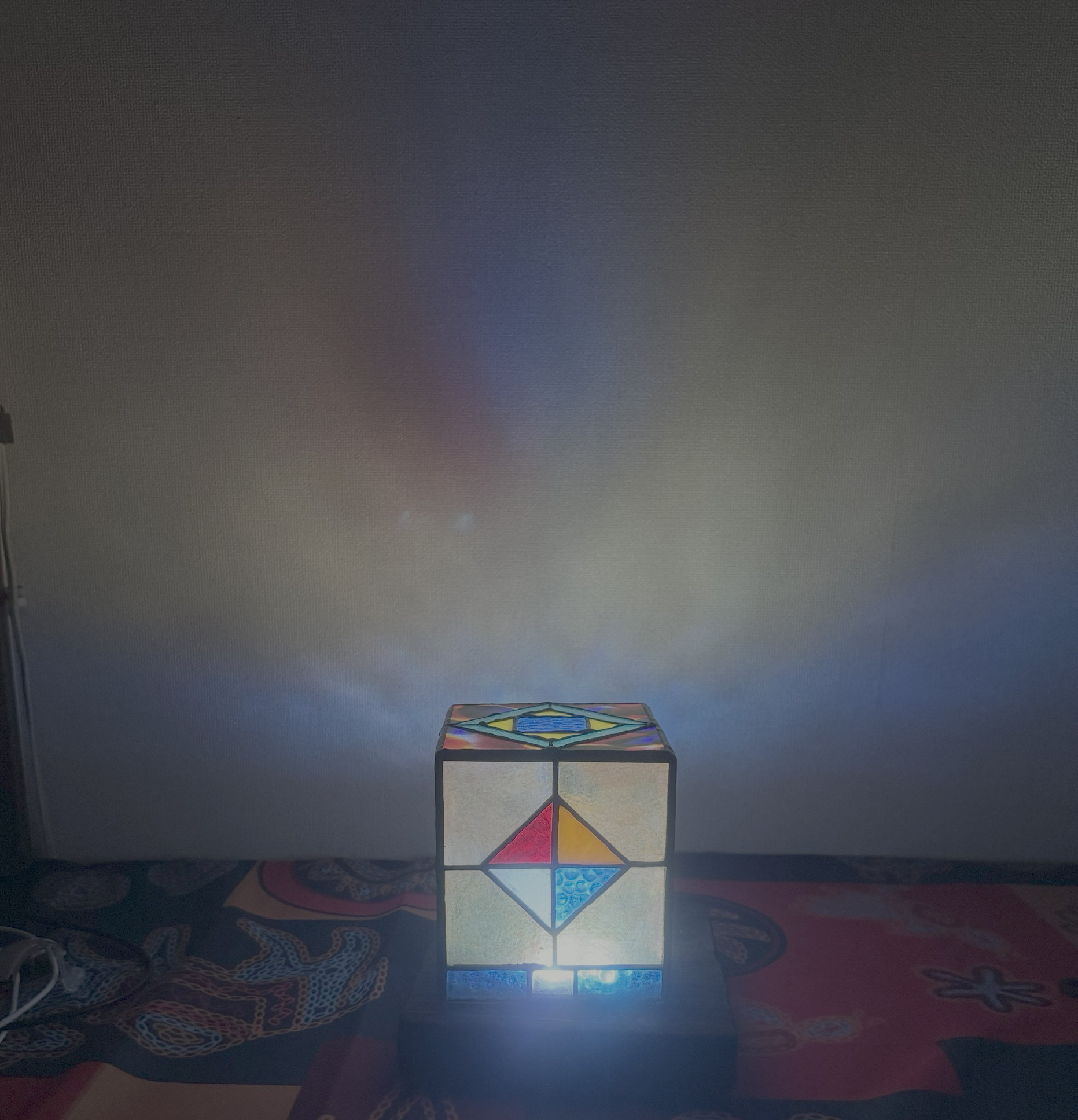 光の色を楽しむ、ステンドグラスのキューブ型ランプシェード