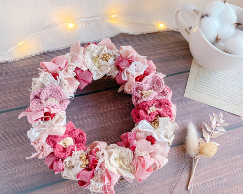 あみ花とピンクのクリスマスリース 〜手編みの花が咲く布のインテリア