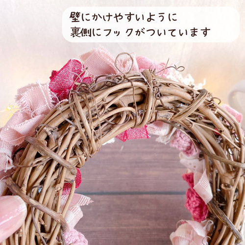 あみ花とピンクのクリスマスリース 〜手編みの花が咲く布のインテリア
