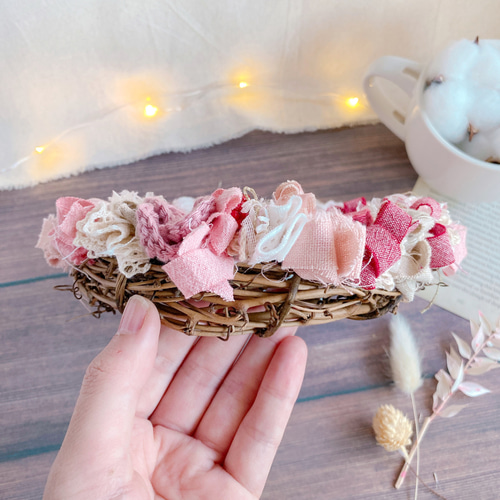 あみ花とピンクのクリスマスリース 〜手編みの花が咲く布のインテリア