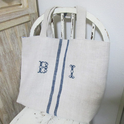 小さな赤いクロスステッチイニシャル刺繍のアンティークリネン巾着