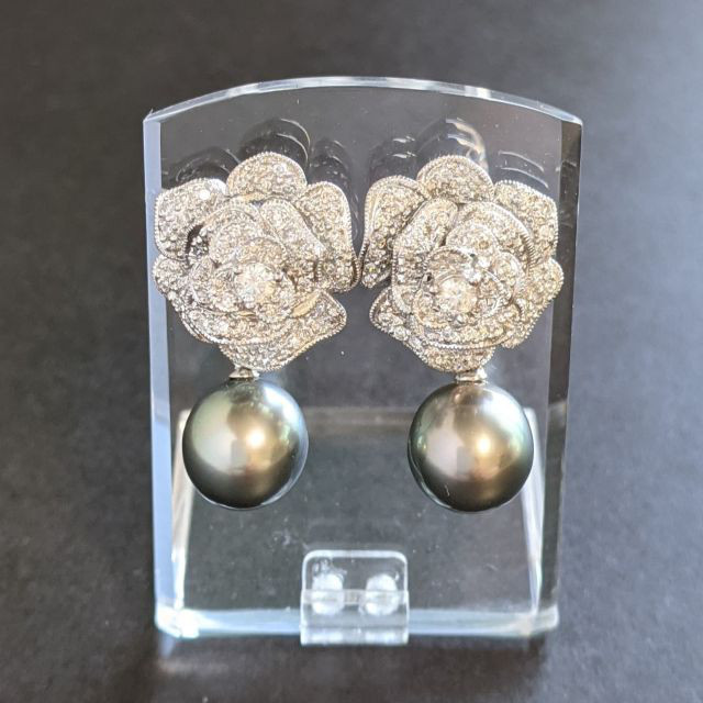 【鑑別書付き】ダイアモンド花ピアス / K18WG