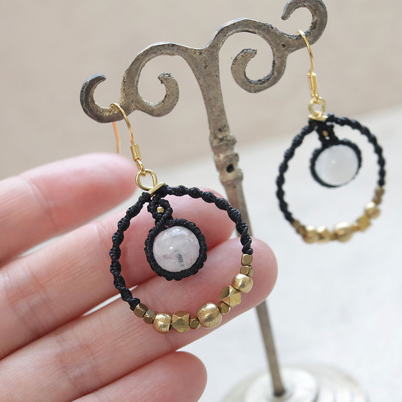 エキゾチックフープムーンストーン天然石マクラメピアスmacp135エスニックアジアンアレルギーフリーピアス 5枚目の画像