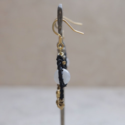 エキゾチックフープムーンストーン天然石マクラメピアスmacp135エスニックアジアンアレルギーフリーピアス 3枚目の画像