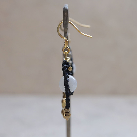 エキゾチックフープムーンストーン天然石マクラメピアスmacp135エスニックアジアンアレルギーフリーピアス 3枚目の画像