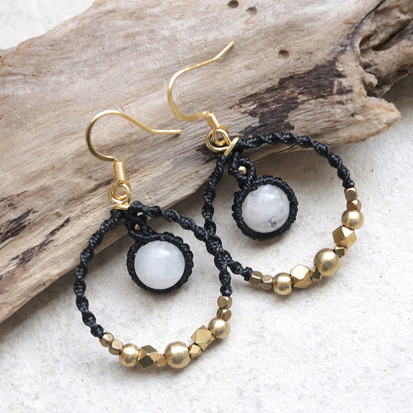 エキゾチックフープムーンストーン天然石マクラメピアスmacp135エスニックアジアンアレルギーフリーピアス 1枚目の画像