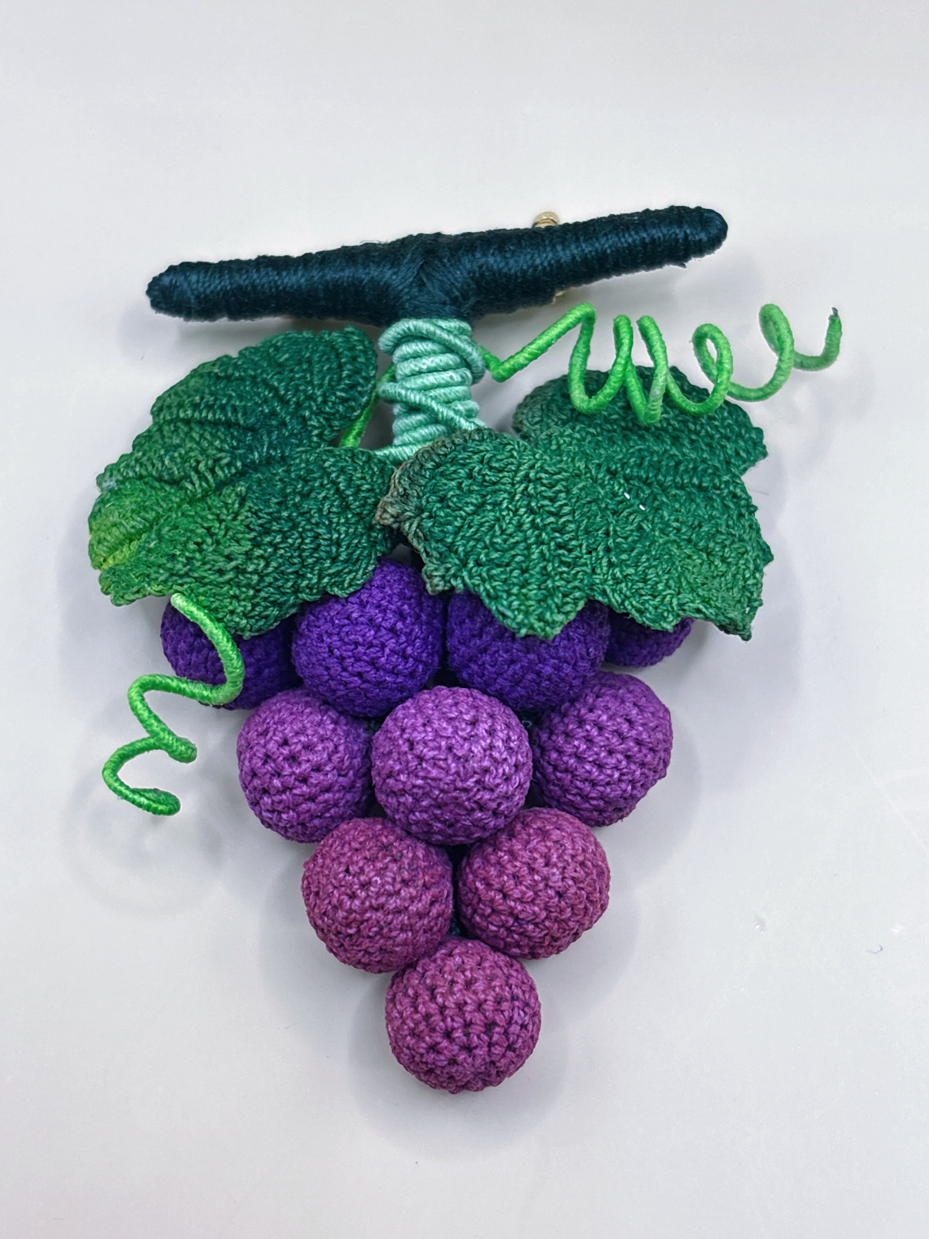 ぶどうのミニかぎ針ブローチ（手作り）